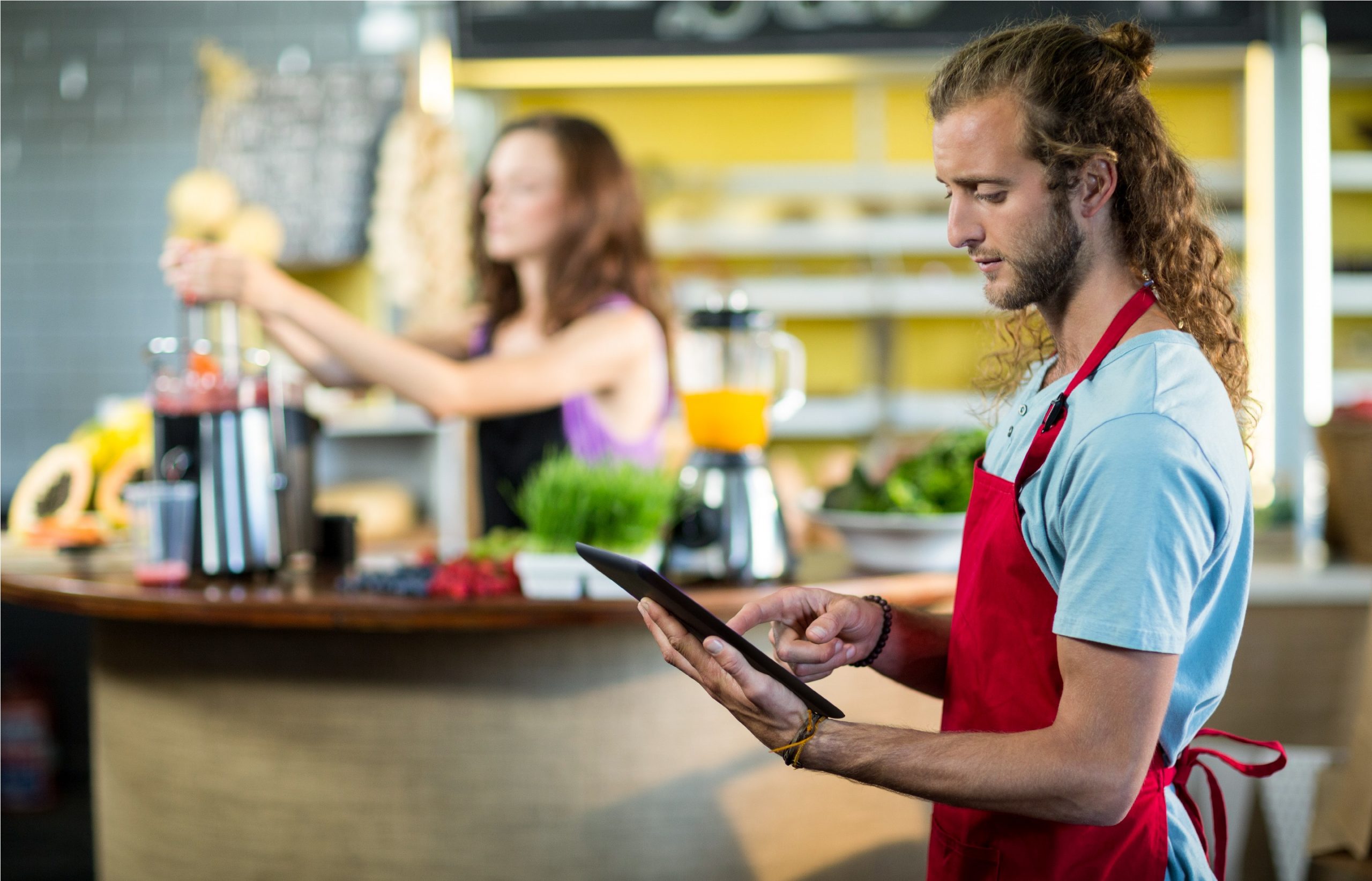 Atendente recebendo pedido em sua loja através de aplicativo também é omnnichannel
