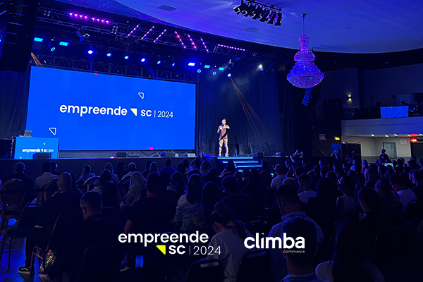 Caio Carneiro palestrando no palco do Empreende SC 2024